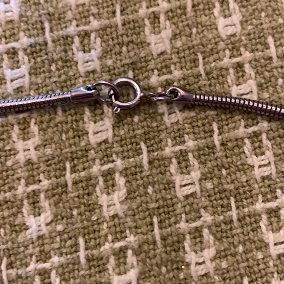 Light Reflecting Glass Cameo with silver tone rope chain-possibly Avon Jewelry - Picture 5 of 5